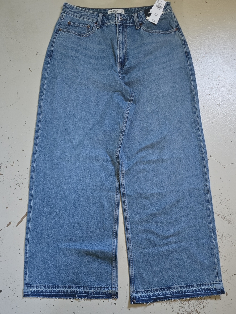 Abercrombie & Fitch NWT Curve Love High Rise Wide Leg Jeans Size 31 Long - Picture 1 of 9
